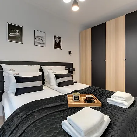 Grano - Pool, Sauna, & Parking By Downtown 아파트